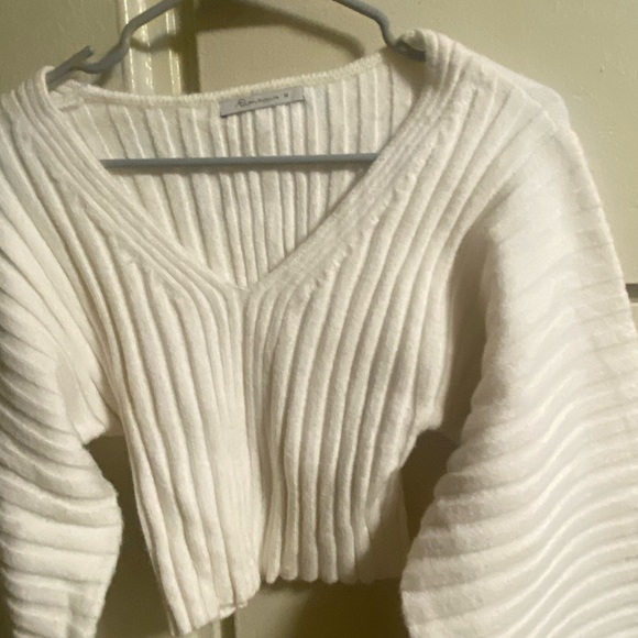 Chic White V-Neck Ribbed Sweater - Picture 3 of 5